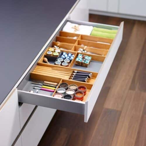 Ảnh thực tế phụ kiện chia ngăn FINELINE cho hộc tủ Hafele 556.05.419