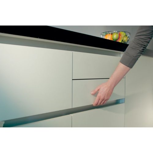 Hình ảnh lắp đặt tay nắm tủ dạng thanh ngang Hafele 126.36.900