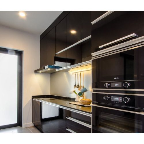 Hình ảnh lắp đặt tay nắm tủ dạng thanh nhôm Hafele 126.27.909