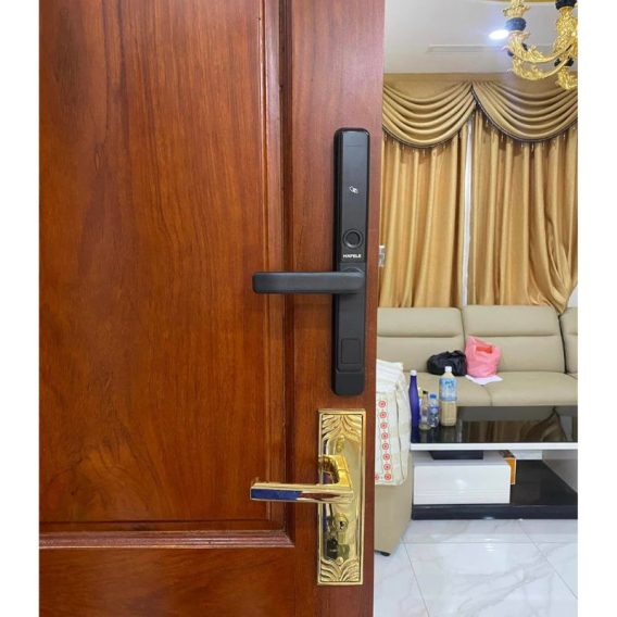 Ảnh thực tế lắp đặt khóa điện tử cửa nhôm Hafele DL6600 912.20.145
